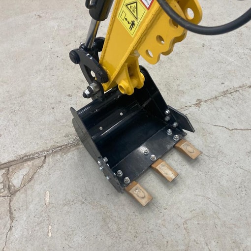 2544-3-220618-2-kaivinkone-JPC Keltainen minikaivuri lisähydrauliikalla