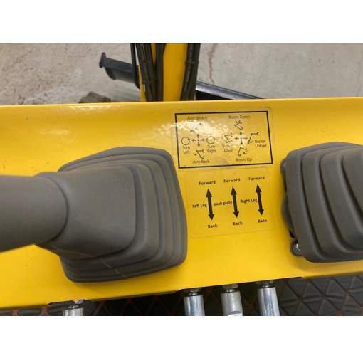 2544-3-220618-7-kaivinkone-JPC Keltainen minikaivuri lisähydrauliikalla